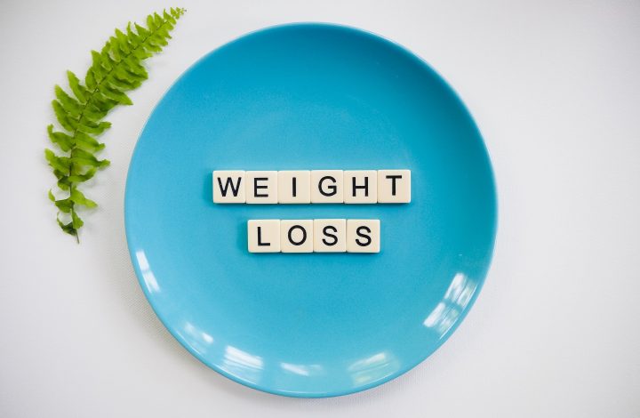 Blauer Teller mit Scrabble Buchstaben "Weight Loss"